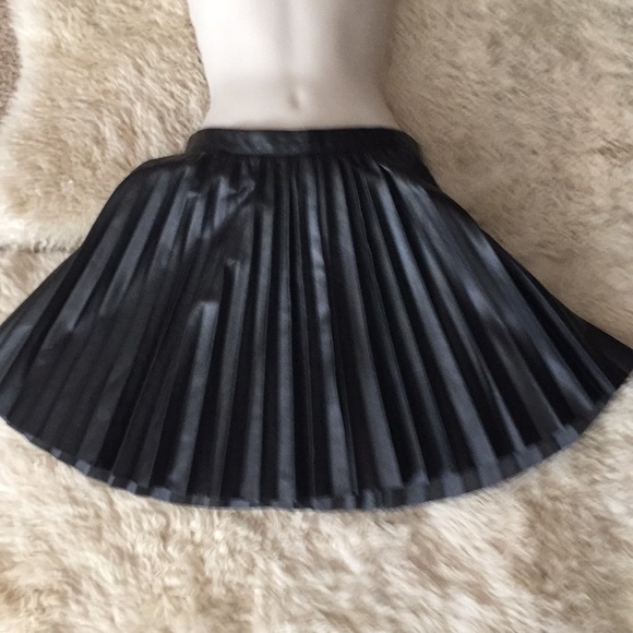 H&M-blk polyester pleated mini skirt!like new! - Picture 3 of 5